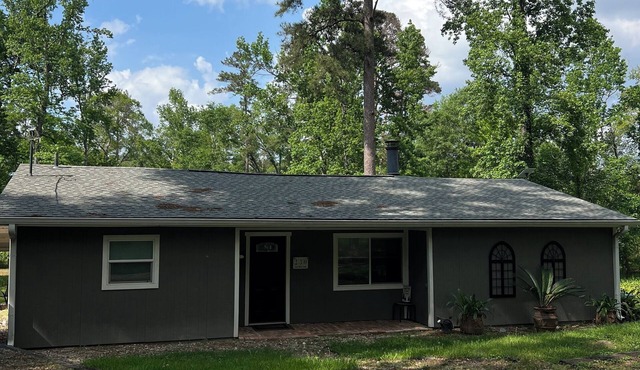 Charming 3-bedroom house with pond