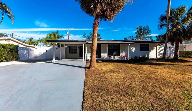 Charming 3 bedroom home with AC and WiFi in amazing Gulf Gate area of Sarasota