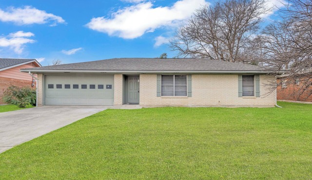 Charming 3-bedroom house with AC in friendly Temple. Privet, clean, safe, quiet.