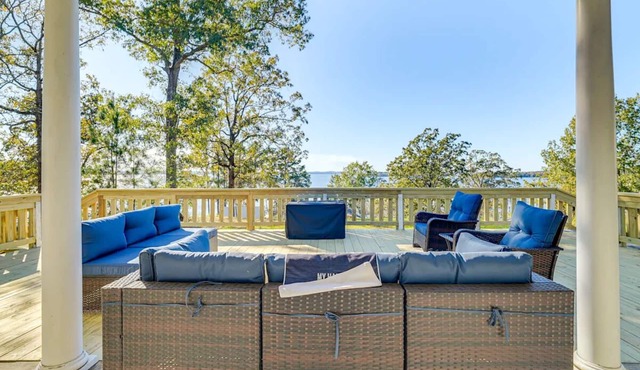 Charming 3-bedroom house with WiFi and AC off of Hwy 1215