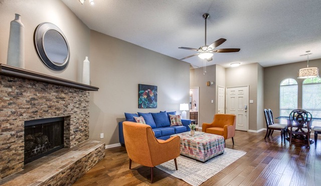 Charming 3RB Home Large Outdoor Living!