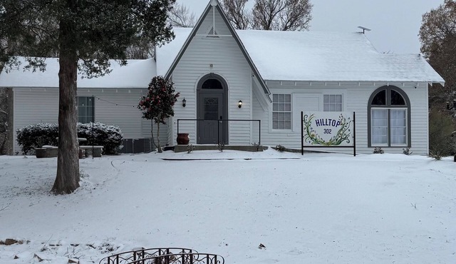Charming 4-bedroom bed & breakfast in Marksville with AC, WiFi and full Kitchen.