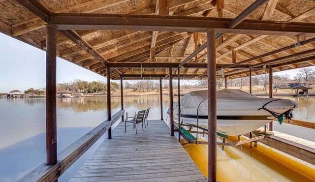 Charming 4-bedroom cabin with WiFi, AC in tranquil Streetman