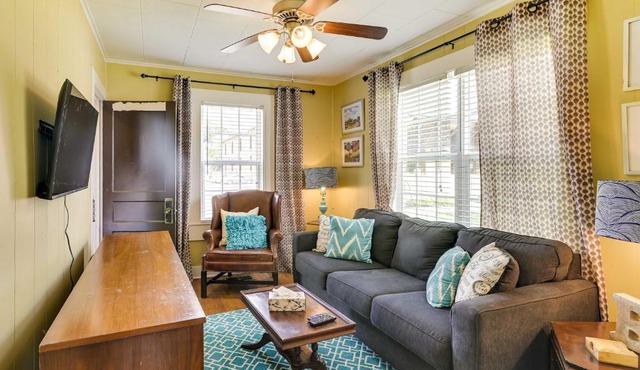 Charming Abode ~ 2 Mi to Mississippi State Campus!