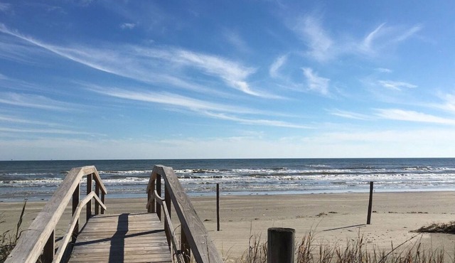 Charming Beach house: Steps from the Sand! Pets