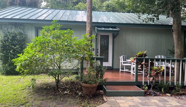 Charming bungalow with WiFi and AC in fantastic South Daytona