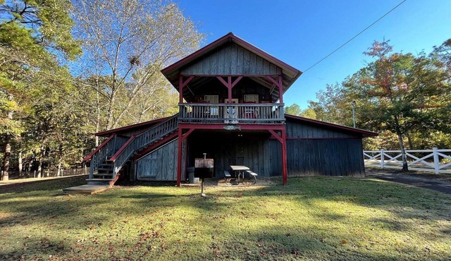 Charming Cabin with Scenic Wooded Views near Zwolle, Louisiana