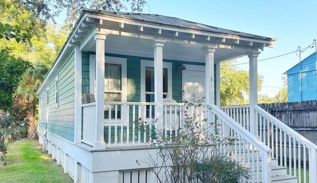 Charming Coastal 2-bedroom Cottage with WiFi, AC in Downtown Ocean Springs