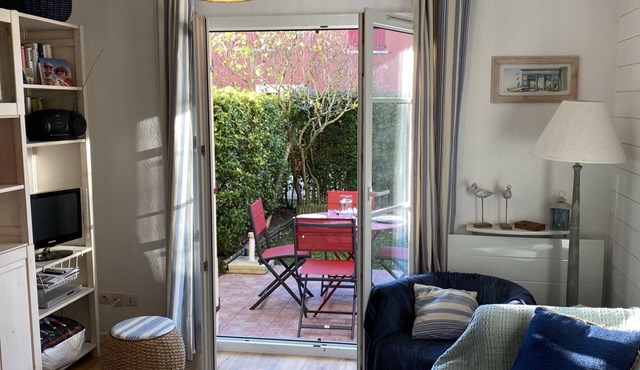 Charming Cottage Near Port Guillaume, 2 Bedrooms, Private Garden, Close to Beach in Dives-sur-Mer