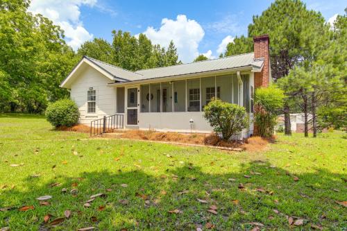Charming Country Home w/Yard - 14 Mi to Ole Miss!