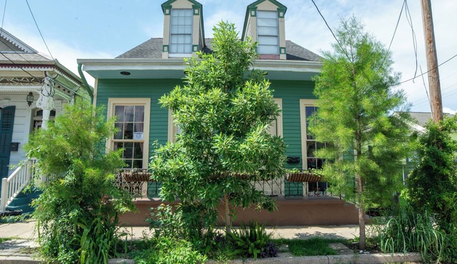 Charming Creole Cottage in, New Orleans with AC, WiFi. Walkable location