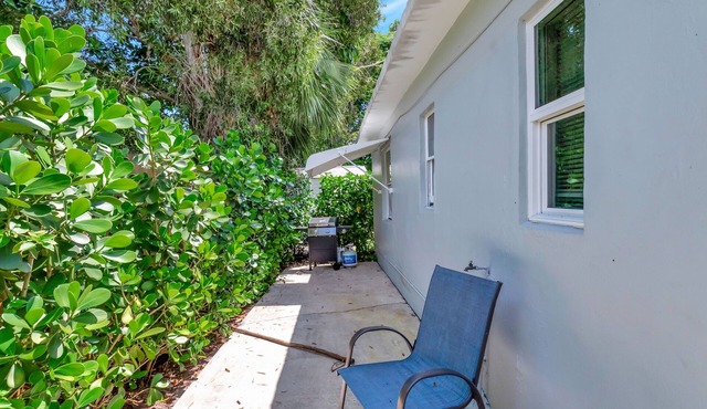 Charming East Delray Cottage, pets welcome