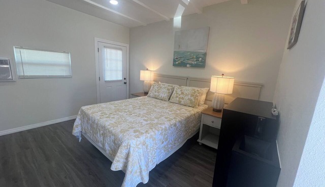 Charming hotel in adorable Lake Wales with WiFi, AC, with a beautiful lake view.