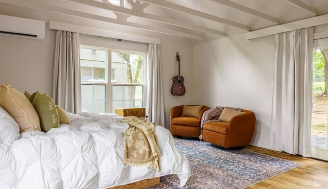Charming Lakefront Farm Cabin: Sleeps 4, Ofuro Tub, Lake-Facing Deck, King Bed!