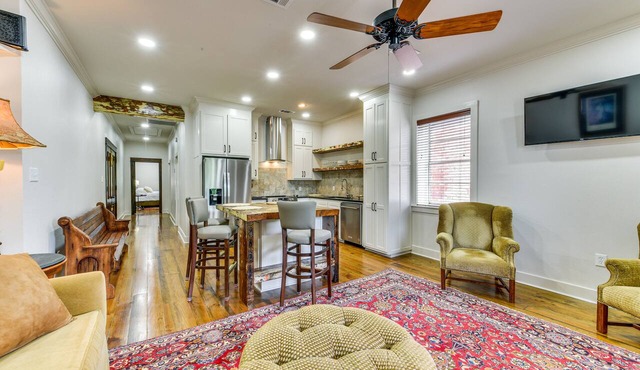 Charming Louisiana Getaway w/Furnished Balcony!