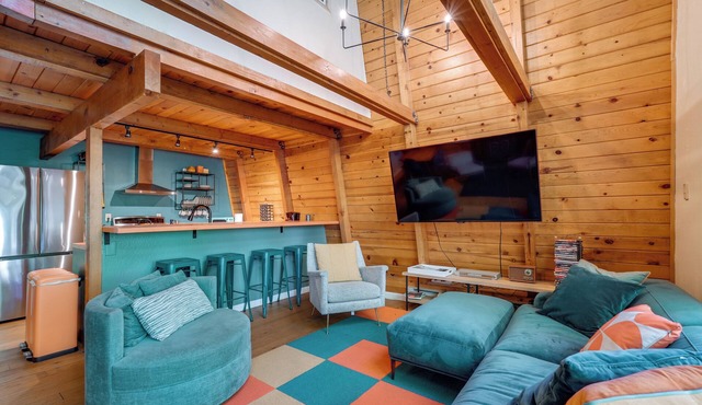 Charming Pinecrest Cabin w/Private Deck in Pinecrest