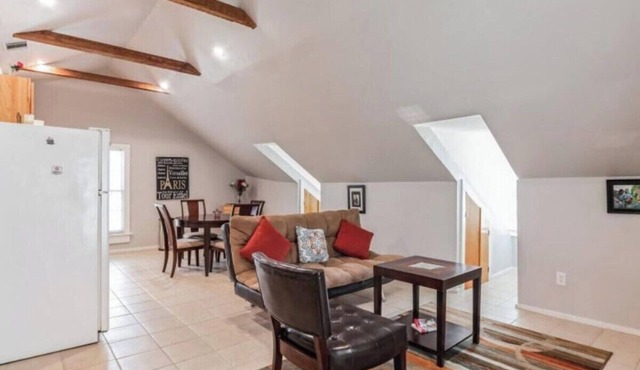 Charming quiet 1-bedroom apartment in a community near the french quarter