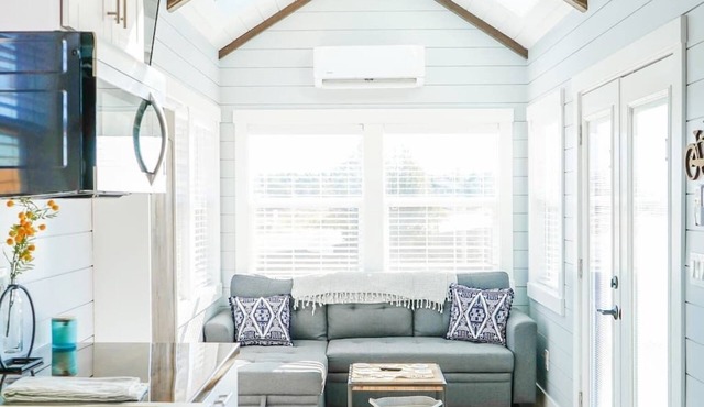 Charming Tiny Home with private deck and bbq in Apple Valley