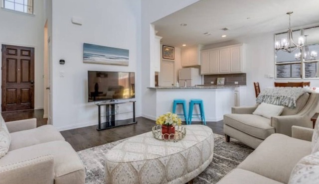 Cheerful 2 bedroom townhouse modern and cozy