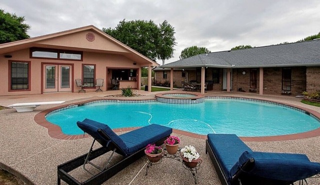 Cheerful 4 bedroom villa with pool
