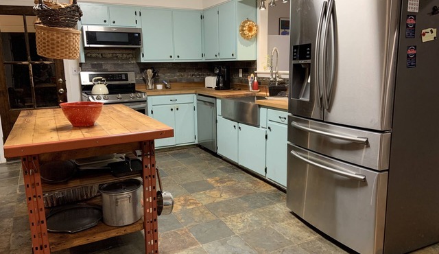 Cheerful, artsy 3BR house with pool - 10 min to the Square