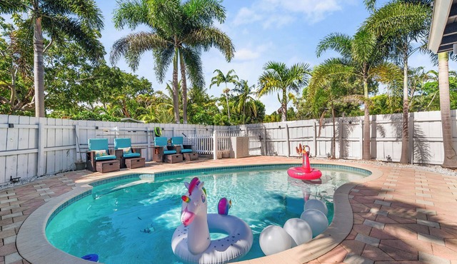 Chic Getaway Near Wilton Drive l Heated Pool