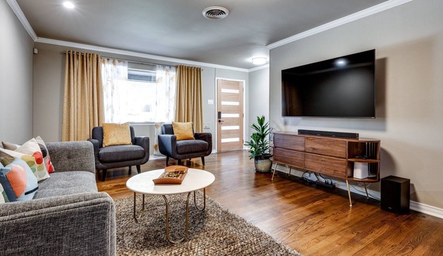 Chic Mid-Century Modern w/pool, 10 min from downtown!