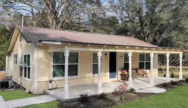 Cindy’s Cottage is a comfy 2 bedroom house, ready for short/long stays.