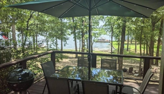 Clancy's Chalet: Lake Cypress Springs Cabin, Boat Slip, Huge Deck, Kayak + More