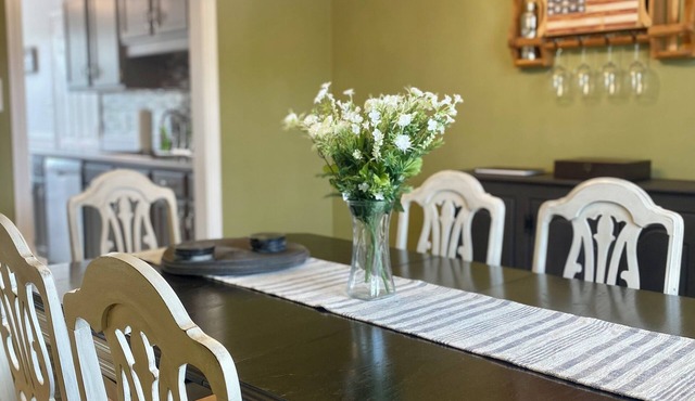 Clean and Cozy, Private Retreat with Huge Backyard in Woodlawn