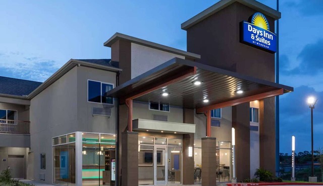Close to Downtown Houston | Free Breakfast & Gym