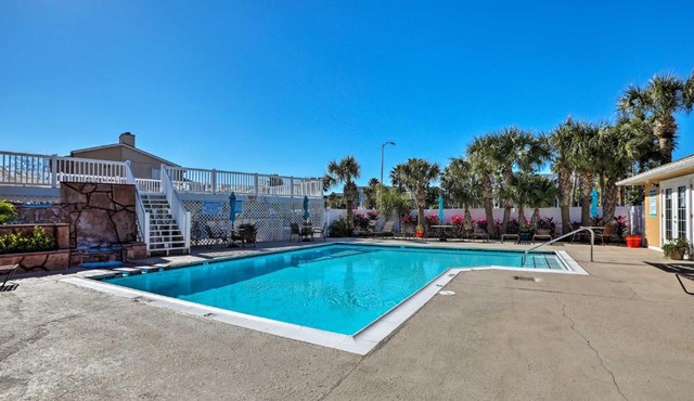 Coastal Condo with Resort Amenities 3 Min to Beach!