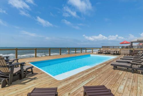 Coastal Gem on the Sand With Large Deck Ocean Views Free WiFi & Private Hot Tub