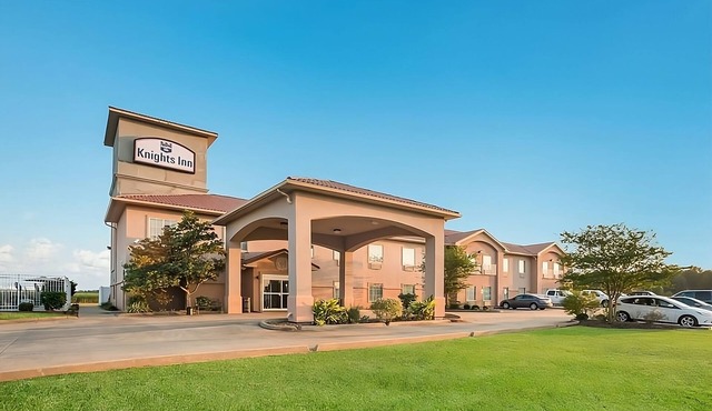 Comfort and Convenience at Knights Inn Bunkie! Free Parking, Free Breakfast