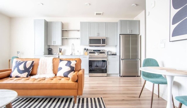 Comfortable 1BR Suite w Pool, Parking, Gym 08