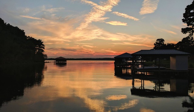 Comfortable Family Retreat On Lake Palestine w/Pool, Hot Tub, & Boat House