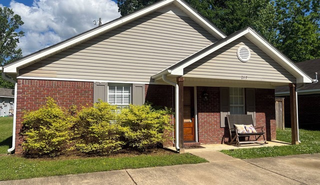 Comfy 3-bedroom condo mere minutes from Ole Miss, the Square, & mTrade Park