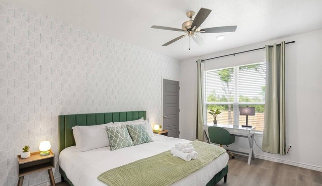 Contemporary 3-Bedroom Duplex, Near Hospital & Downtown, Fenced Yard, Workspace