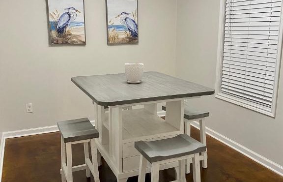 Conveniently located South Lake Charles Apartment