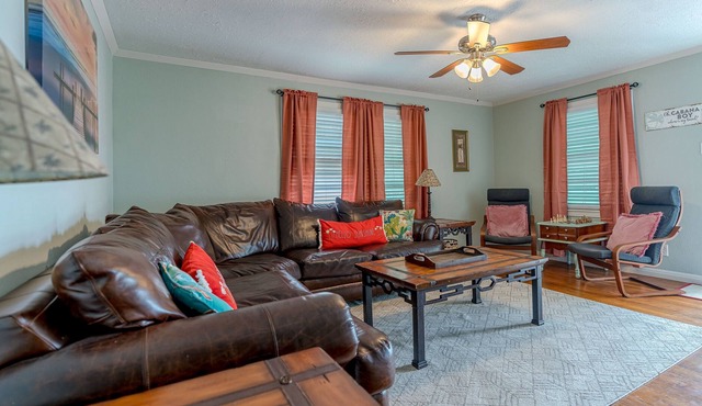 Cottage Breeze-near conv center, beach