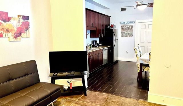 COTTAGE WITH PRIVATE GARDEN PATIO! SLEEPS 6! in New Orleans