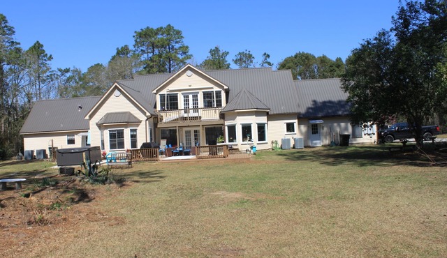 Country Estate home away from home. Quiet and quaint yet close to everything.