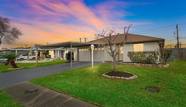 Covered Back Patio Covered Parking Game Room WIFI Smart TV's every room Washer & Dryer