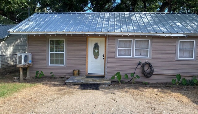 Cozy 1-bedroom cabin with AC, WiFi in lovely Eagle mountain Lake,Newark Texas