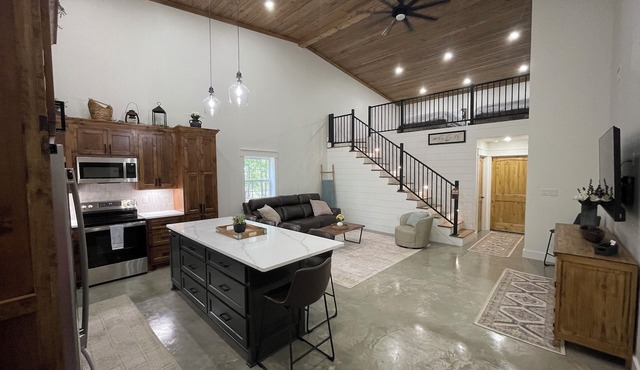 Cozy 1-bedroom + loft barndominium near DeGray Lake in Bismarck
