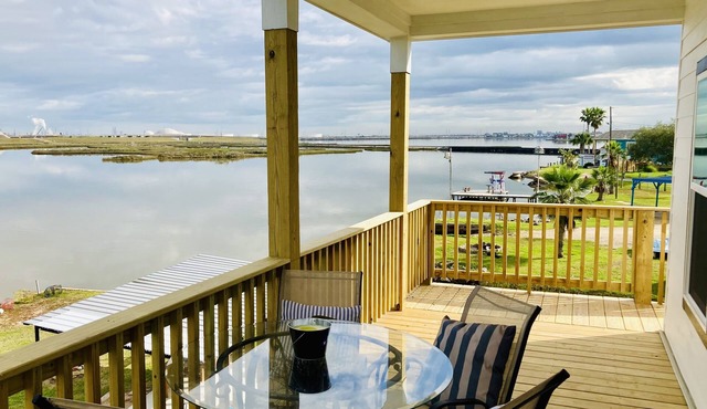 Cozy 2-bedroom cabin with WiFi and AC in Hitchcock, 10 mins from Galveston