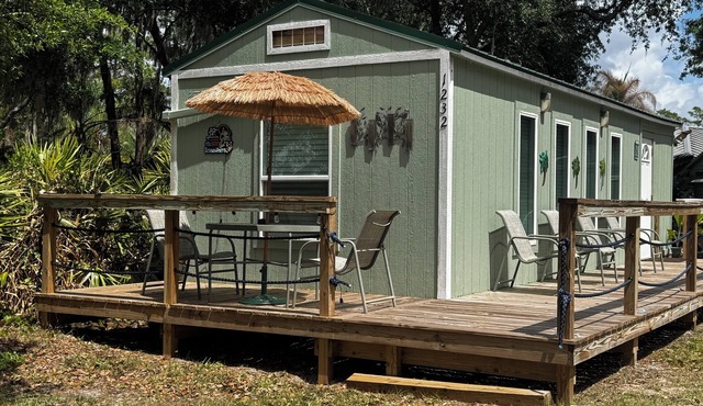 Cozy 2-bedroom cottage in charming Lake Placid with AC,and breathtaking sunsets