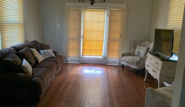 Cozy 2 bedroom house 10 minutes from downtown