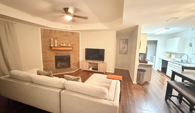 Cozy 2-bedroom house in serene Arlington with AC