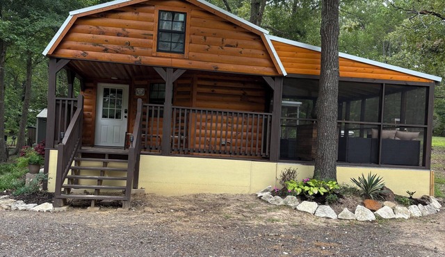 Cozy 2 bedroom Lake front cabin.